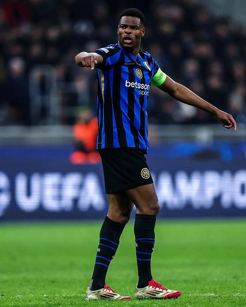 川超凉山队为飞踢裁判道歉：将加强管理，涉事球员交公安处理