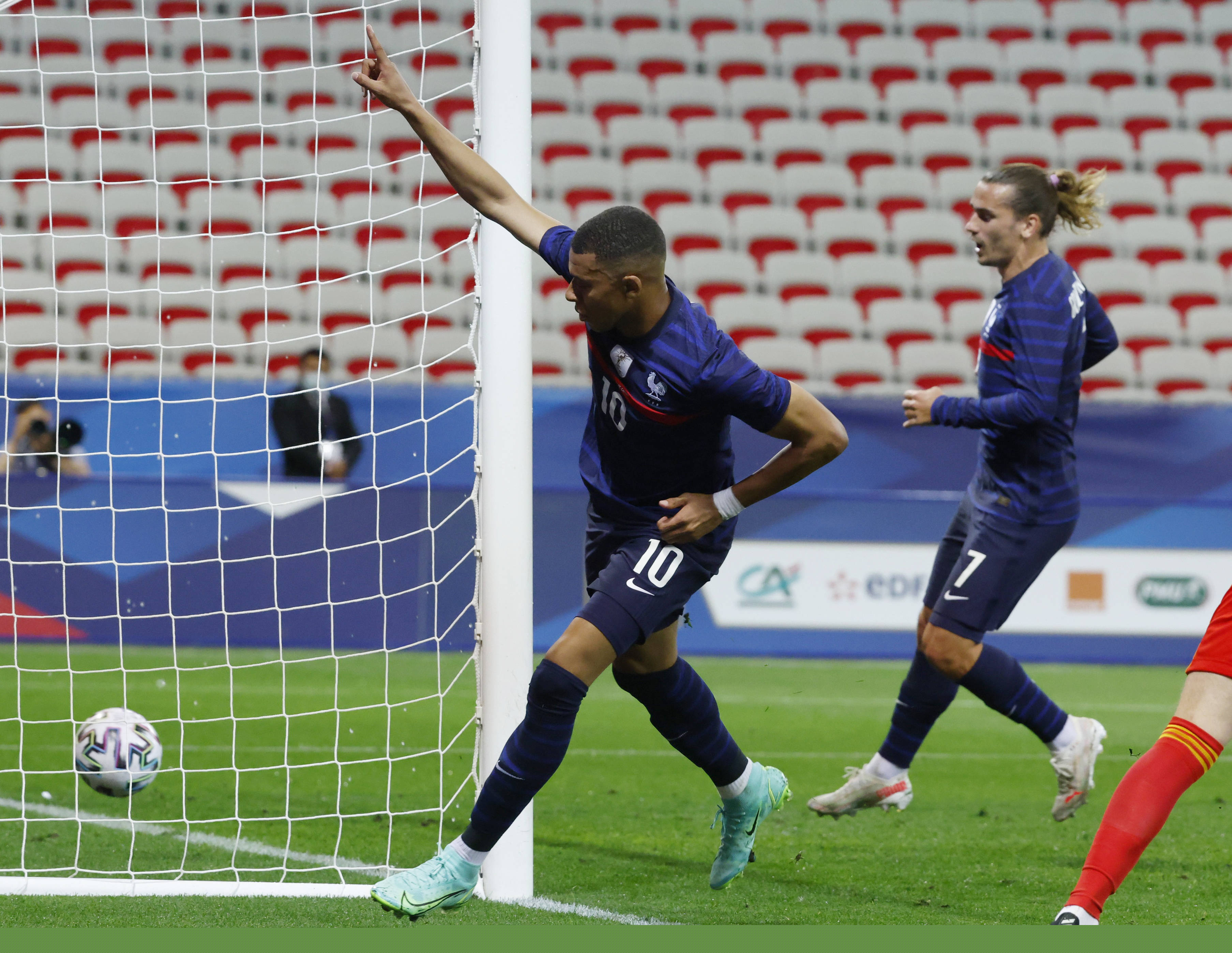 中超：上海海港4-0大胜深圳队