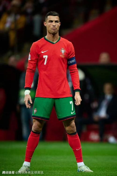 尼日利亚4-1大胜加蓬进入决赛，奥斯梅恩双响，埃朱克破门