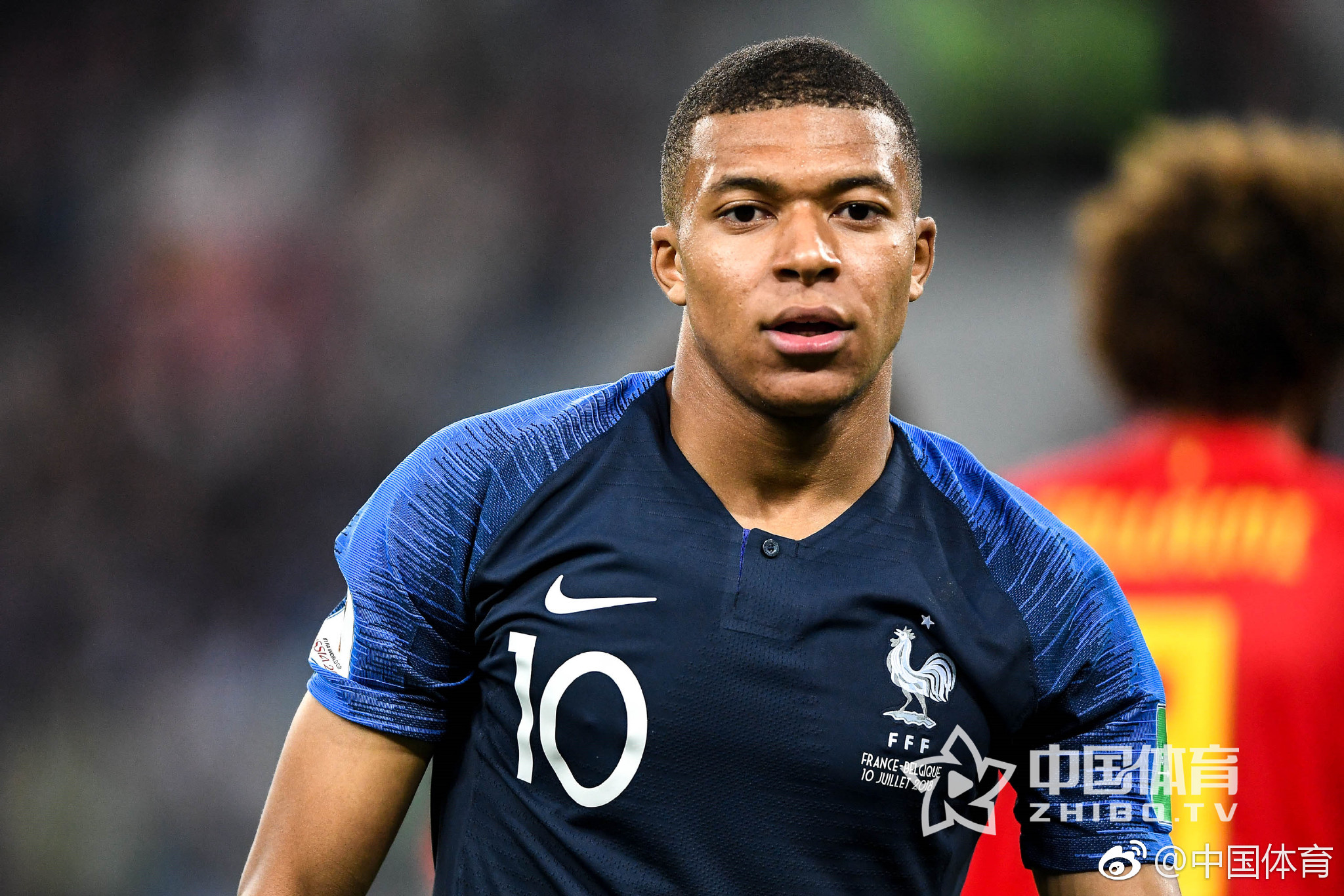 太阳报：麦克托米奈领意甲最佳球员奖，被女友透视着装抢风头