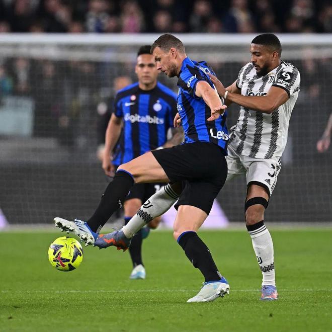 庆祝建队126周年！巴萨官方社媒晒诺坎普球场海报